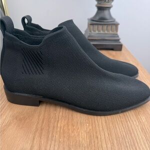 Vivaia black stretchy boots NWOT sz 7